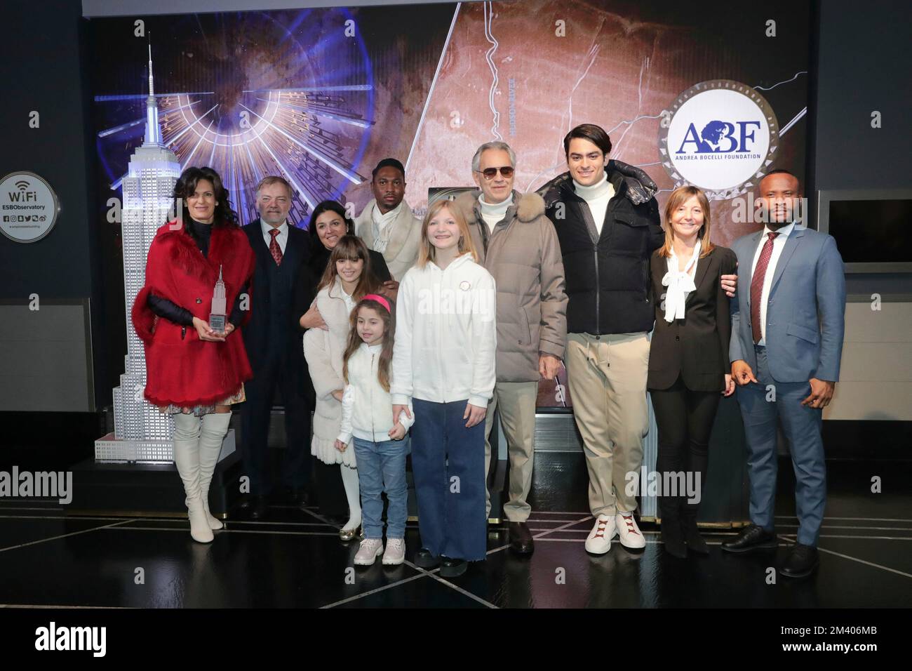 Empire State Building, New York, USA, 12. Dezember 2022 - Andrea Bocelli, mit Frau Veronica Berti Bocelli und den Kindern Matteo Bocelli, Virginia Bocelli, nimmt an der zeremoniellen Beleuchtung des Empire State Building Teil, um die Andrea Bocelli Foundations Voices of Charity Today in New York City zu ehren. Foto: Giada Papini Rampelotto/EuropaNewswire-FOTO ERFORDERLICH. Stockfoto