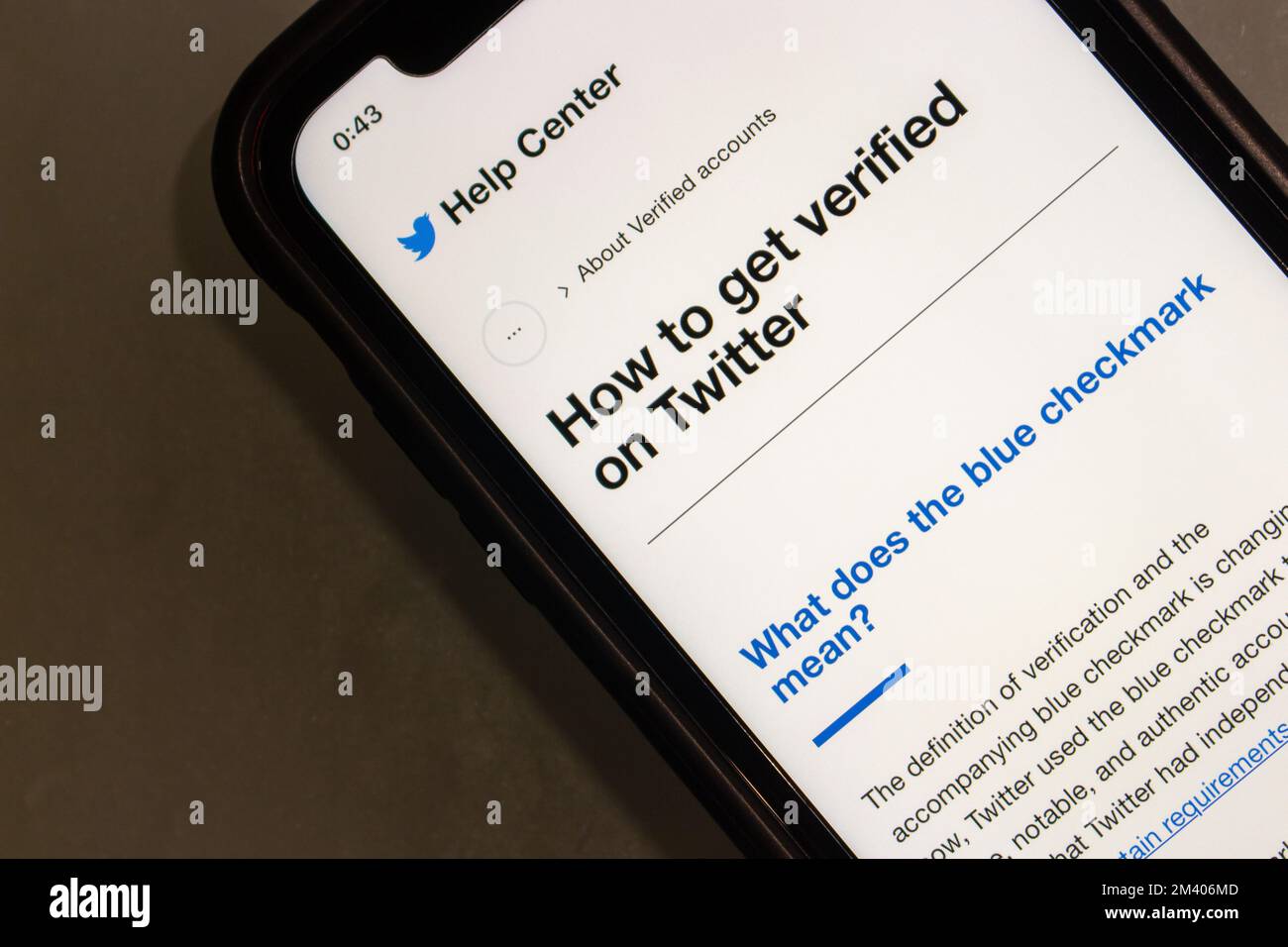 Vancouver, KANADA - Dez 9 2022 : so lassen Sie sich auf Twitter im Twitter Help Center auf dem iPhone verifizieren. Die Twitter-Verifizierung ist ein Twitter-Kontosystem Stockfoto