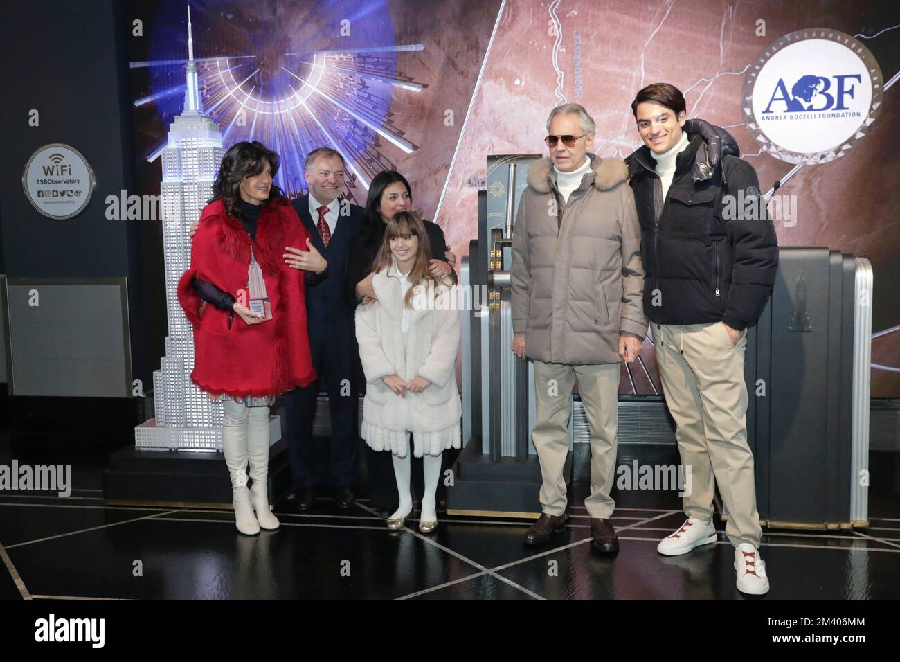 Empire State Building, New York, USA, 12. Dezember 2022 - Andrea Bocelli, mit Frau Veronica Berti Bocelli und den Kindern Matteo Bocelli, Virginia Bocelli, nimmt an der zeremoniellen Beleuchtung des Empire State Building Teil, um die Andrea Bocelli Foundations Voices of Charity Today in New York City zu ehren. Foto: Giada Papini Rampelotto/EuropaNewswire-FOTO ERFORDERLICH. Stockfoto