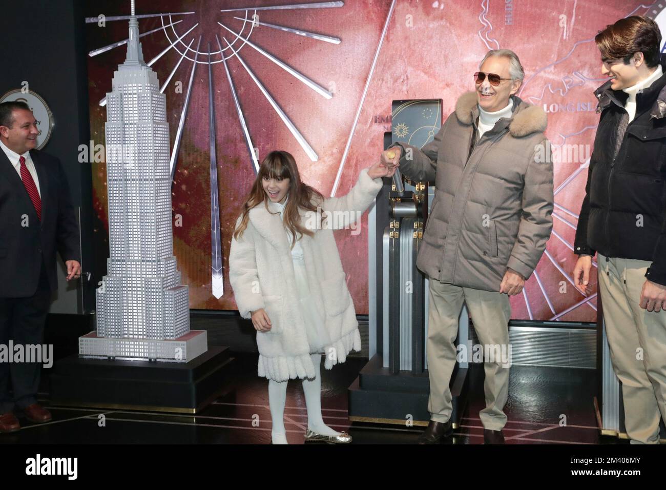 Empire State Building, New York, USA, 12. Dezember 2022 - Andrea Bocelli, mit Frau Veronica Berti Bocelli und den Kindern Matteo Bocelli, Virginia Bocelli, nimmt an der zeremoniellen Beleuchtung des Empire State Building Teil, um die Andrea Bocelli Foundations Voices of Charity Today in New York City zu ehren. Foto: Giada Papini Rampelotto/EuropaNewswire-FOTO ERFORDERLICH. Stockfoto