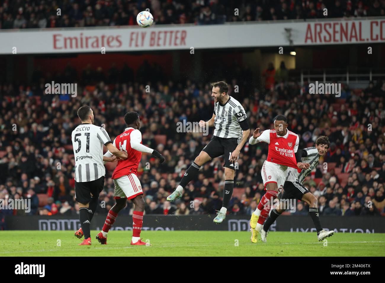 London, Großbritannien. 17.. Dezember 2022. Federico Gatti von Juventus leitet den Ball beim Club Friendly Match zwischen Arsenal und Juventus am 17. Dezember 2022 im Emirates Stadium in London, England. Foto: Joshua Smith. Nur redaktionelle Verwendung, Lizenz für kommerzielle Verwendung erforderlich. Keine Verwendung bei Wetten, Spielen oder Veröffentlichungen von Clubs/Ligen/Spielern. Kredit: UK Sports Pics Ltd/Alamy Live News Stockfoto