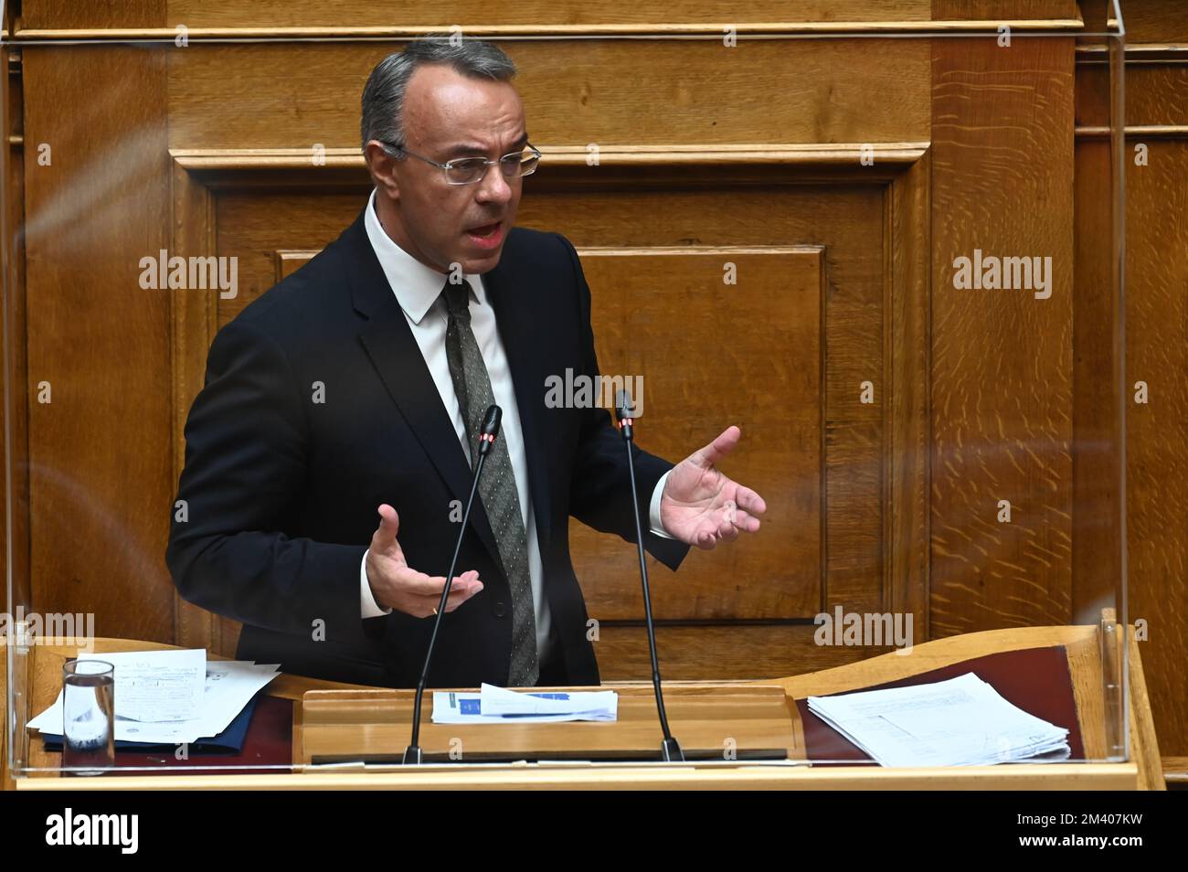 Athen, Attiki, Griechenland. 17.. Dezember 2022. Christos Staikouras, griechischer Finanzminister, während seiner Rede im griechischen Parlament. (Kreditbild: © Dimitrios Karvountzis/Pacific Press via ZUMA Press Wire) Stockfoto