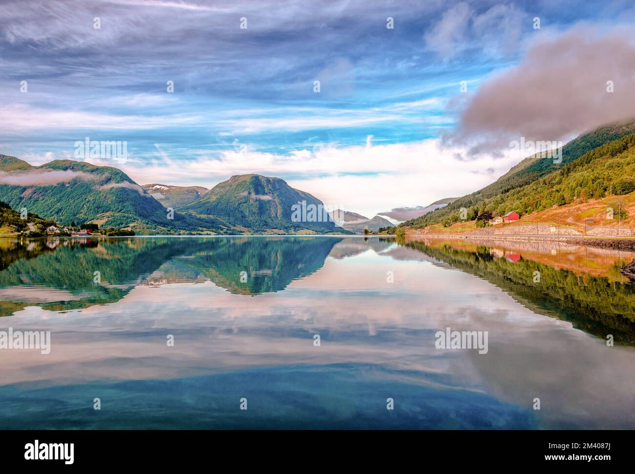 Reflexionen über den Jolstravatnet-See in Sunnfjord Municipality, Vestland County, Norwegen. Foto aus dem Dorf Skei. Stockfoto