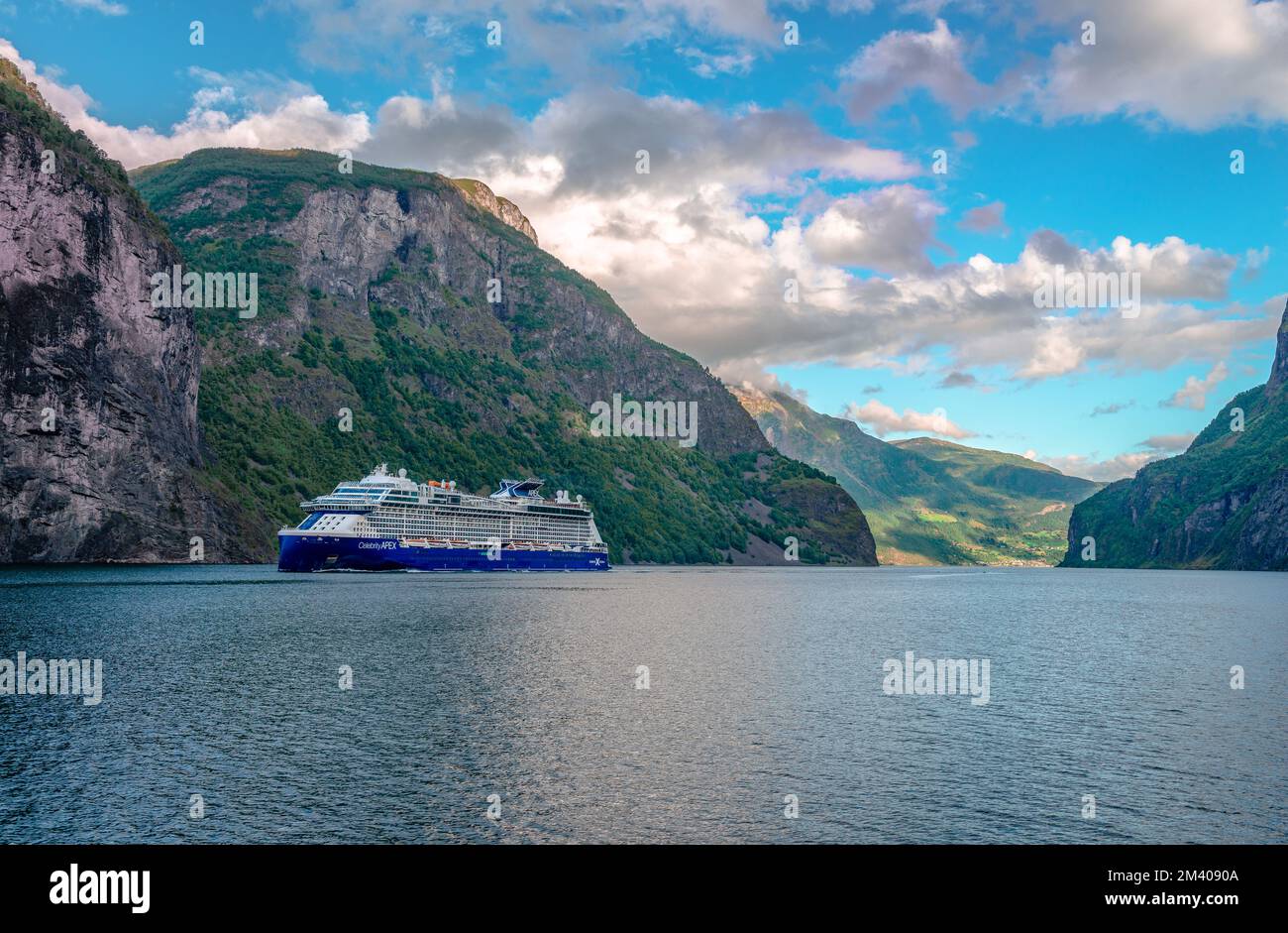 Aurlandsfjord, Norwegen - August 22 2022: Ein Kreuzfahrtschiff in Aurlandsfjord, das am Hauptfjord Sognefjorden, Norwegens längstem Fjord, abzweigt. Stockfoto