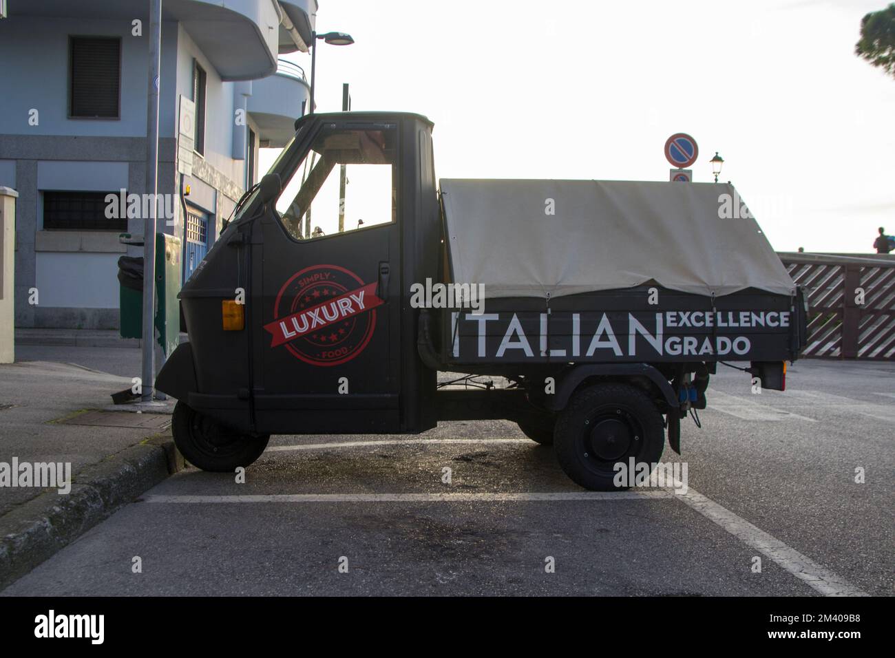 Piaggio Ape50-Seitenlook Stockfoto