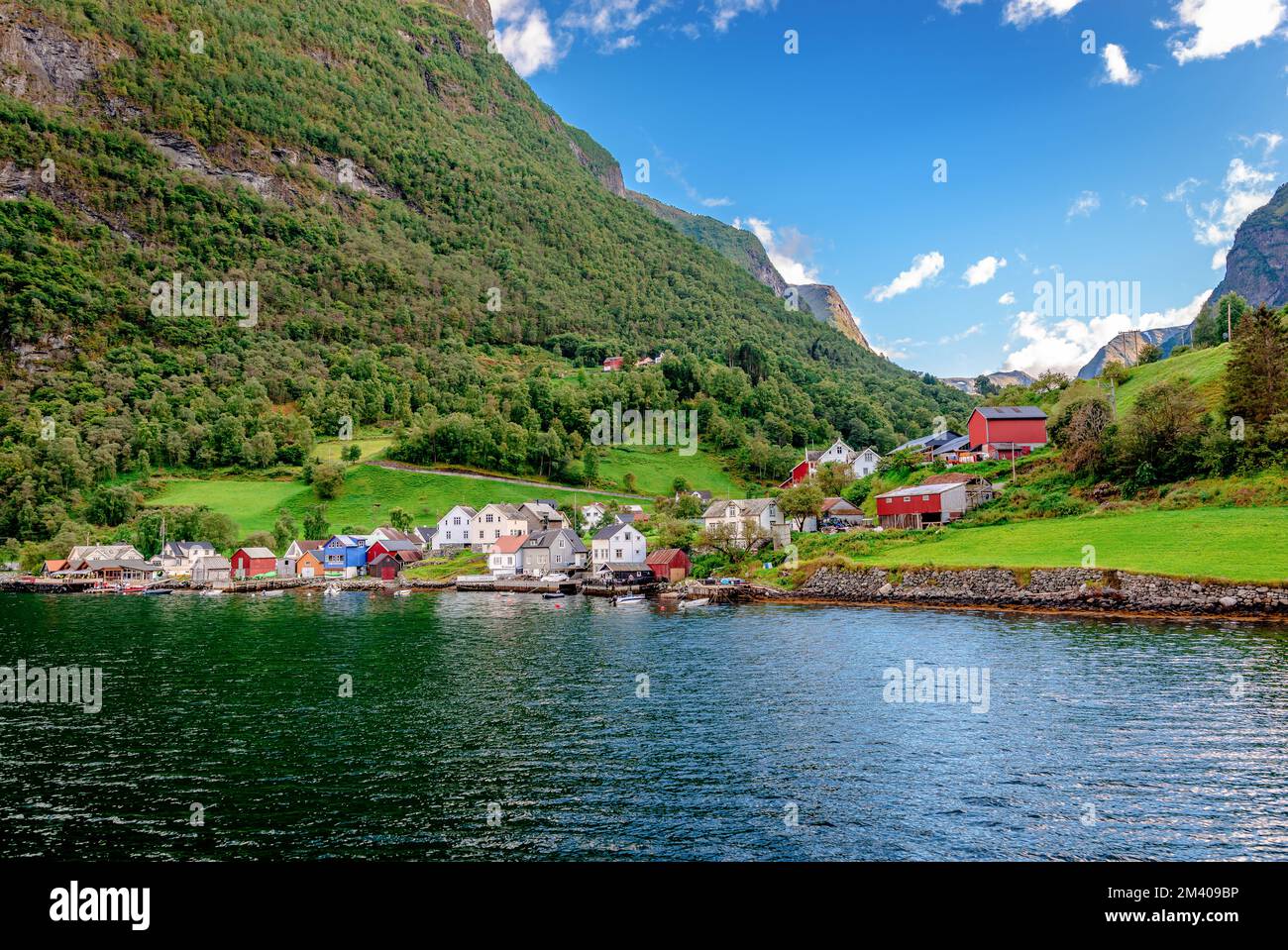 Vom Meer aus gesehen unsterblich. Es ist ein malerisches kleines Dorf, das sich am Aurlandsfjord, Vestland County, Norwegen befindet und ein beliebter Tourist ist ist Stockfoto