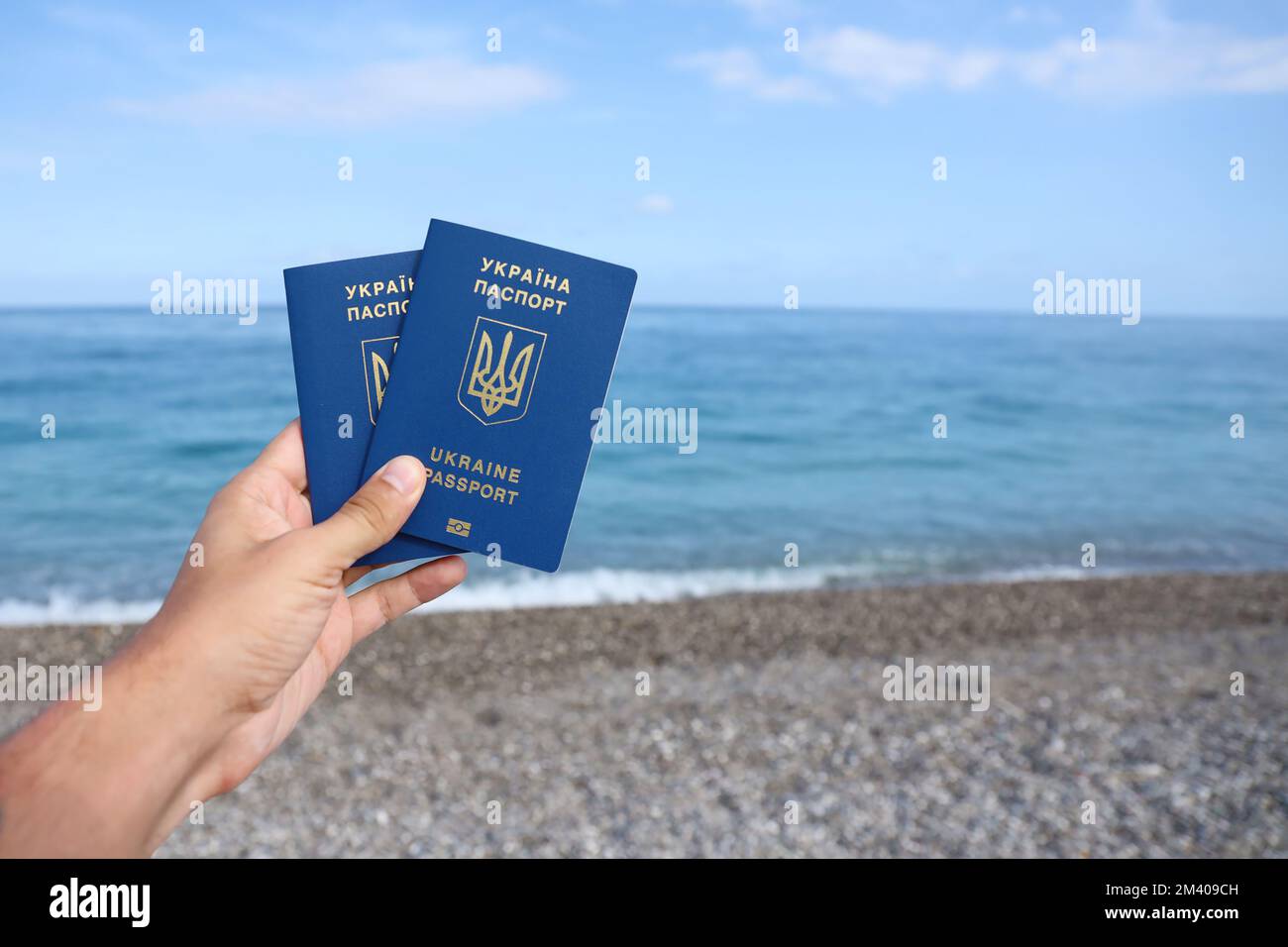 Mit dem neuen biometrischen ukrainischen Reisepass können Sie ohne Visum in europäische Urlaubsländer der Europäischen Union reisen. Visafreies elektronisches ausweisdokument. Ukrainer bekommen neue internationale Pässe Stockfoto
