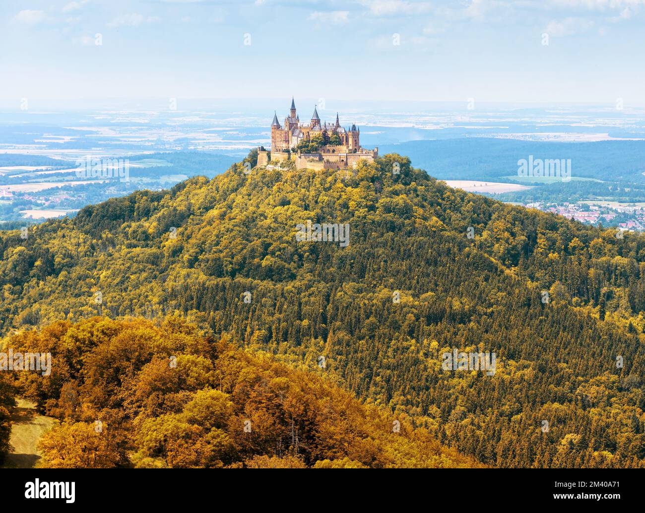Schloss Hohenzollern auf dem Berggipfel bei Stuttgart, Baden-W. Landschaft der Schwäbischen Alpen in der Herbstsaison. Malerischer Blick auf die deutsche Burg im Herbst Stockfoto