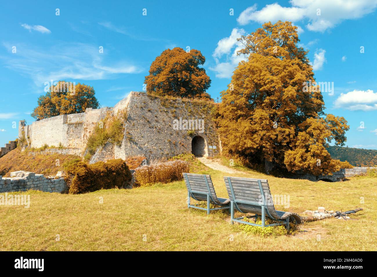 Schloss Hohenurach auf dem Berggipfel im Herbst, Bad Urach, Deutschland. Landschaft mit alten deutschen Burgruinen, die von Efeu überwuchert sind. Blick auf die Festungsmauern in fa Stockfoto