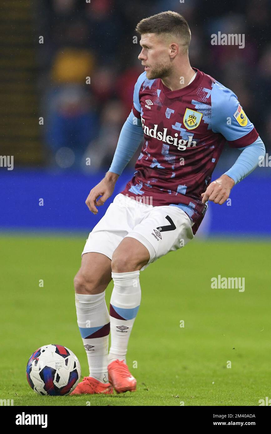 Burnley, Lancashire, Großbritannien. 17.. Dezember 2022: Turf Moor, Burnley, Lancashire, England; Championship Football, Burnley gegen Middlesbrough; Johann Guomundsson von Burnley überreicht den Ball Credit: Action Plus Sports Images/Alamy Live News Stockfoto