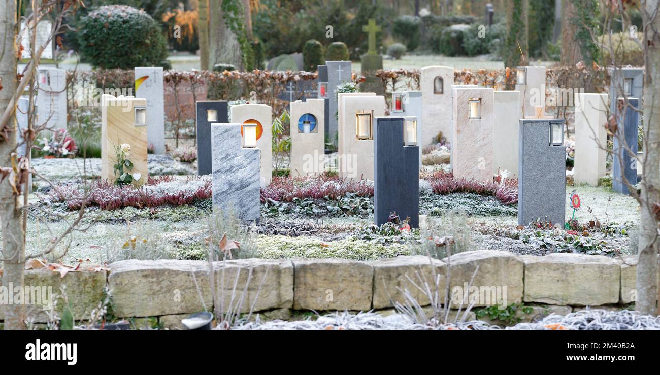 Moderner Bestattungsgarten in einem Zementwerk mit Grabsteinen und integrierter Grabbeleuchtung im Winter mit Heiserfrost Stockfoto