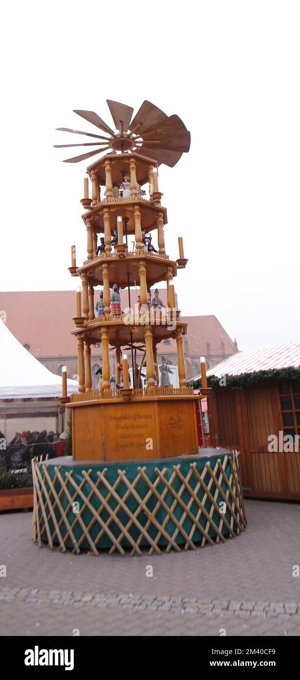 Berlin, Berlin-Mitte, Deutschland. 17.. Dezember 2022. Berlin-Mitte: Der Weihnachtsmarkt im Roten Rathaus befindet sich um den Neptunbrunnen auf der Westseite des Alexanderplatzes im Berliner Stadtteil Mitte. (Kreditbild: © Simone Kuhlmey/Pacific Press via ZUMA Press Wire) Stockfoto