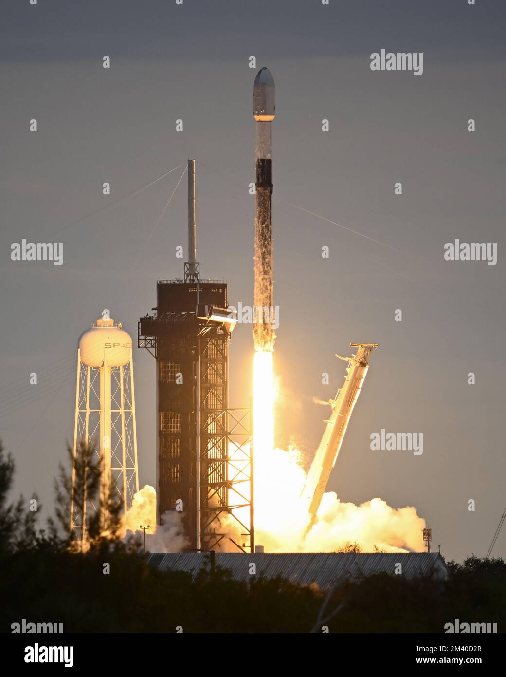 Kennedy Space Center, Florida, USA. 17. Dezember 2022. Der 56. Start von der Space Coast im Jahr 2022 und 201. Start einer SpaceX Falcon Rakete der Booster startet von Komplex 39 um 4:32 Uhr im Kennedy Space Center, Florida am Samstag, den 17. Dezember 2022. SpaceX startete weitere 54 Starlink-Satelliten. Foto: Joe Marino/UPI Credit: UPI/Alamy Live News Credit: UPI/Alamy Live News Stockfoto