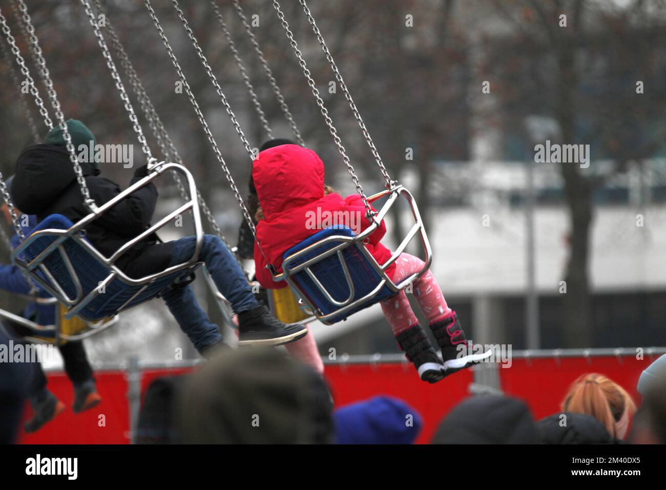 Berlin, Berlin-Mitte, Deutschland. 17.. Dezember 2022. Berlin-Mitte: Der Weihnachtsmarkt im Roten Rathaus befindet sich um den Neptunbrunnen auf der Westseite des Alexanderplatzes im Berliner Stadtteil Mitte. (Kreditbild: © Simone Kuhlmey/Pacific Press via ZUMA Press Wire) Stockfoto