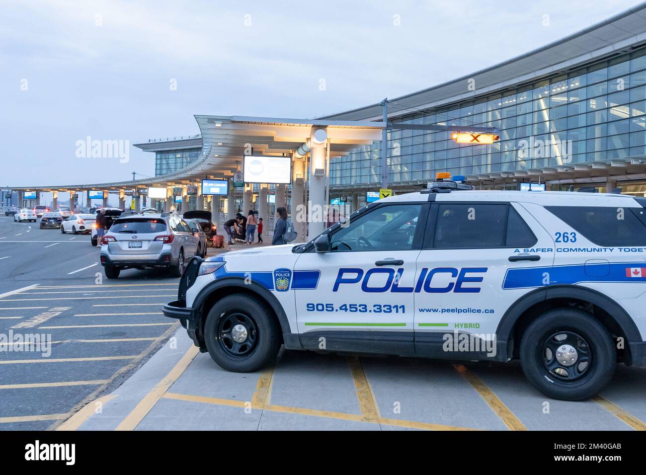 Ein Polizeiauto am Abholbereich des Flughafens Toronto Pearson. Stockfoto
