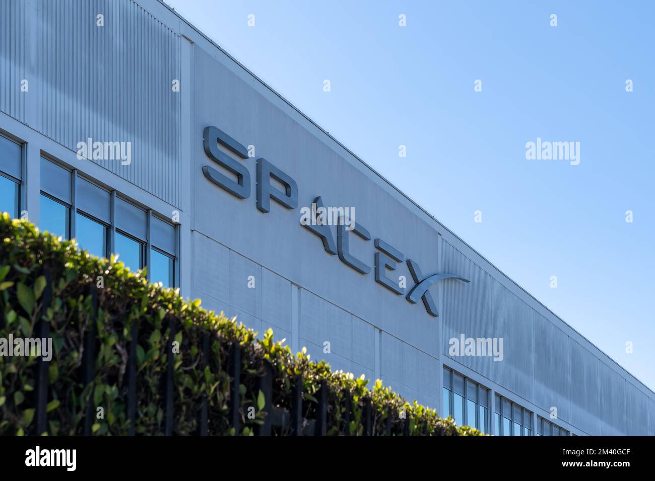 Nahaufnahme des SpaceX-Schilds auf dem Gebäude in Hawthorne, Kalifornien. Stockfoto