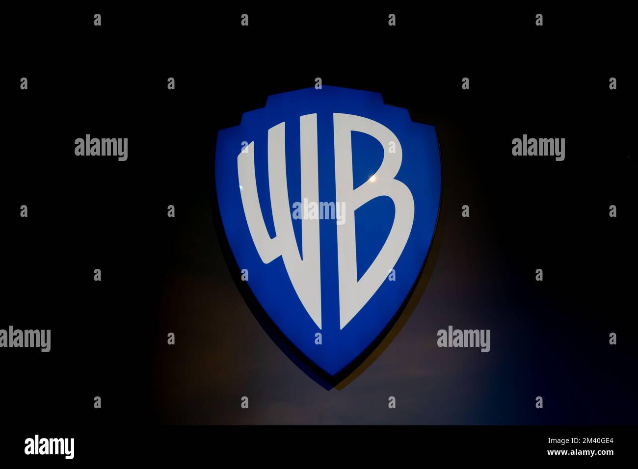 Warner Bros Studio-Logo an der Wand. Burbank, CA, USA. Stockfoto