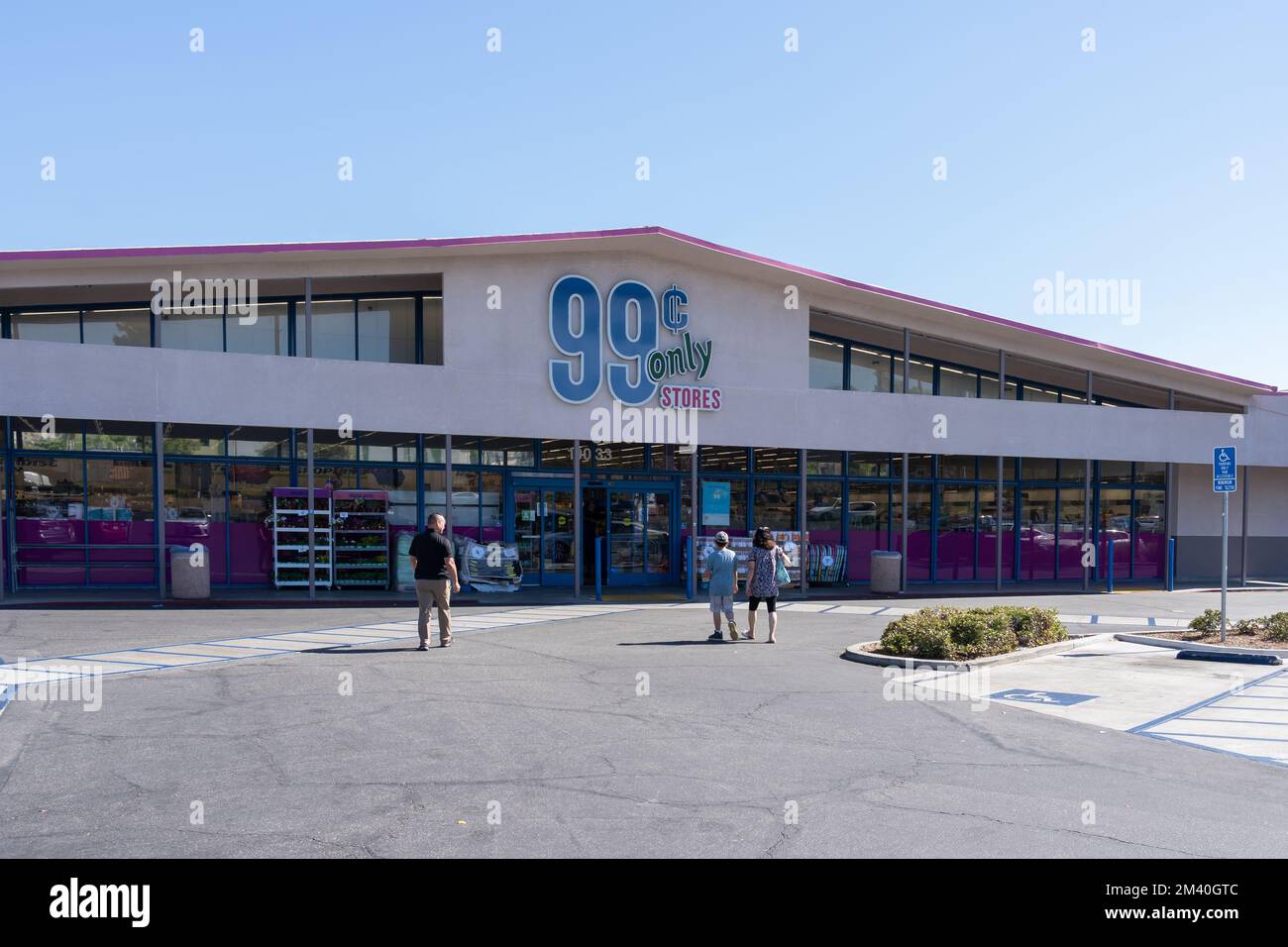 Rowland Heights, CA, USA - 7. Juli 2022: Ein 99 Cent-Geschäft in Rowland Heights, CA, USA. Stockfoto
