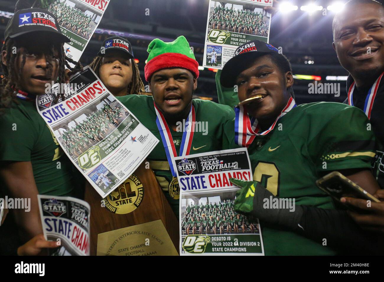 Dallas, TX, USA. 17.. Dezember 2022. Die DeSoto High School Eagles feiern den Sieg bei der Texas UIL 6A Division II Football State Championship zwischen den DeSoto Eagles und den Vandegrift Vipers im AT&T Stadium in Dallas, TX. Kyle Okita/CSM/Alamy Live News Stockfoto