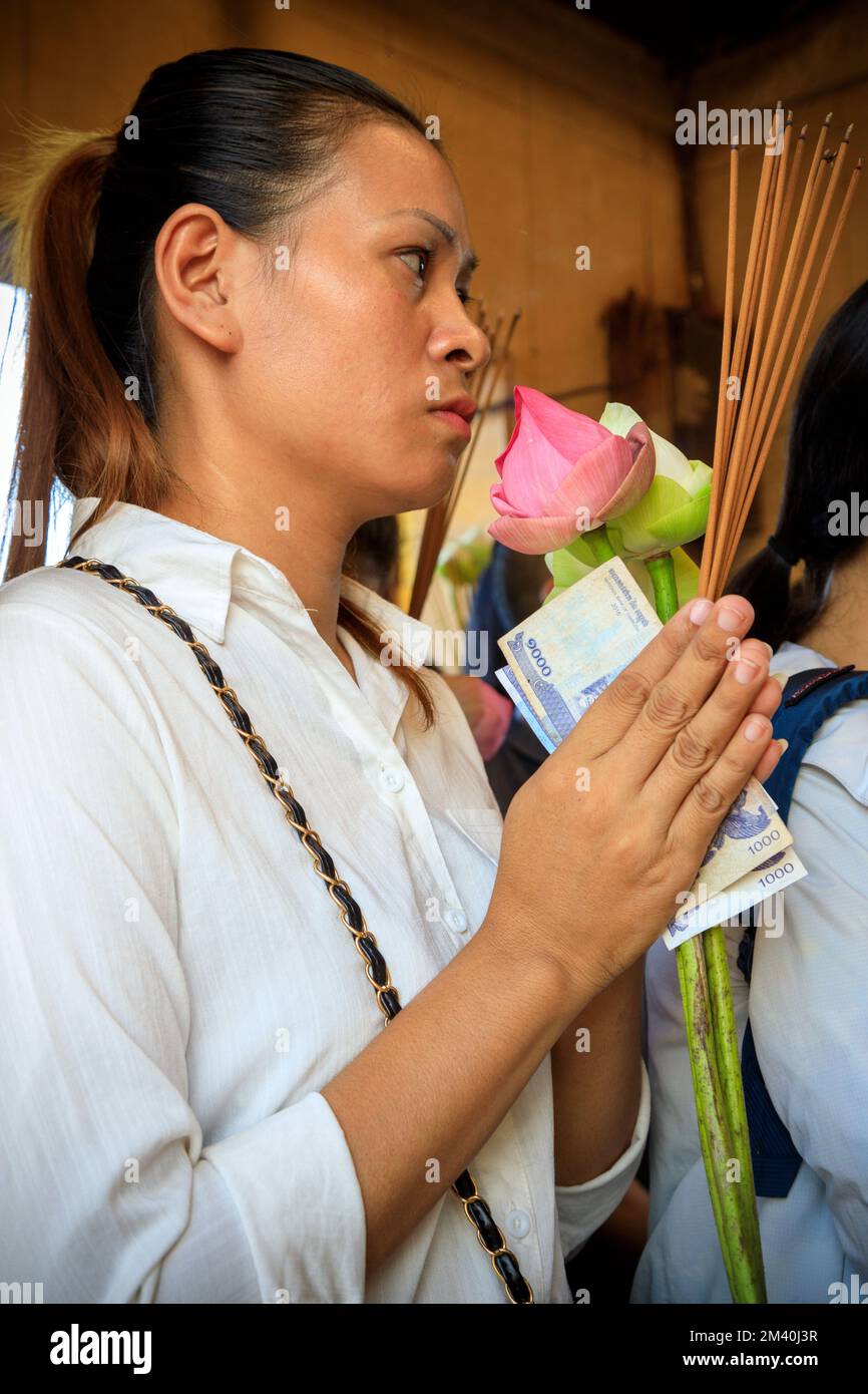 Phnom Penh, Kamboda - 30. November 2022: Frau betet bei Wat Phnom oder Wat Phnom Donpeen ist ein buddhistischer Tempel der Khmer Thereavada in Phnom Penh. Kambodscha. Stockfoto