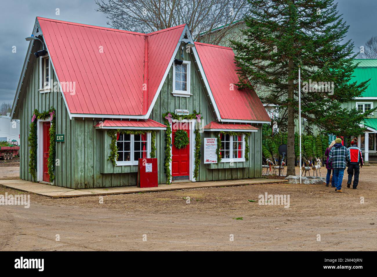 Weihnachtsbaumfarm. Das stilisierte Haus des Heiligen Nikolaus. Stockfoto
