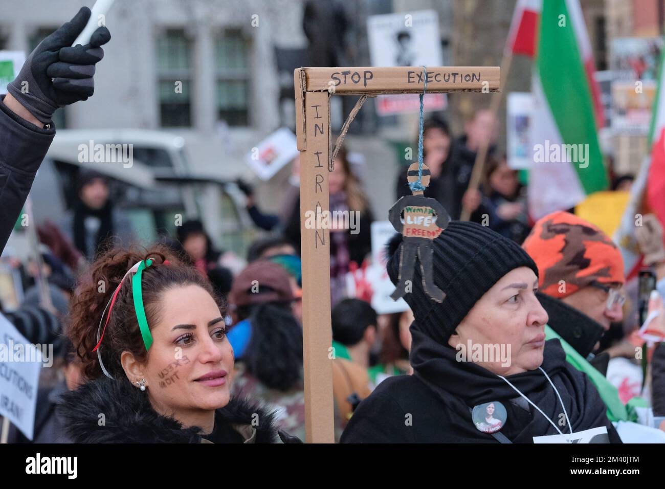 London, Großbritannien. 17.. Dezember 2022. Demonstranten versammelten sich in Westminster, um die Lage im Iran aufzuzeigen, nachdem zwei Hinrichtungen von der Geistlichen Regierung durchgeführt wurden, wobei zwei weitere Menschen in unmittelbarer Gefahr waren. Weitere 25 weitere wurden nach Angaben von Amnesty International wegen öffentlicher Proteste angeklagt und verurteilt. Schätzungsweise 18.000 wurden verhaftet, seit der Tod einer jungen iranisch-kurdischen Frau Mahsa Amini vor drei Monaten in Polizeigewahrsam Massenproteste ausgelöst hat. Kredit: Elfte Stunde Fotografie/Alamy Live News Stockfoto