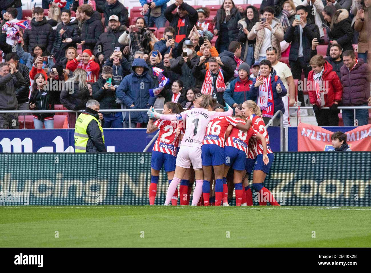 Madrid, Madrid, Spanien. 17.. Dezember 2022. Atletico de Madrid-Spieler feiern das Secong-Tor während des Fußballspiels der Liga F zwischen Female Atletico de Madrid und Female Real Betis im Stadion Civitas Metropolitano. Atletico Madrid gewinnt 2:1. (Kreditbild: © Alvaro Laguna/Pacific Press via ZUMA Press Wire) Stockfoto