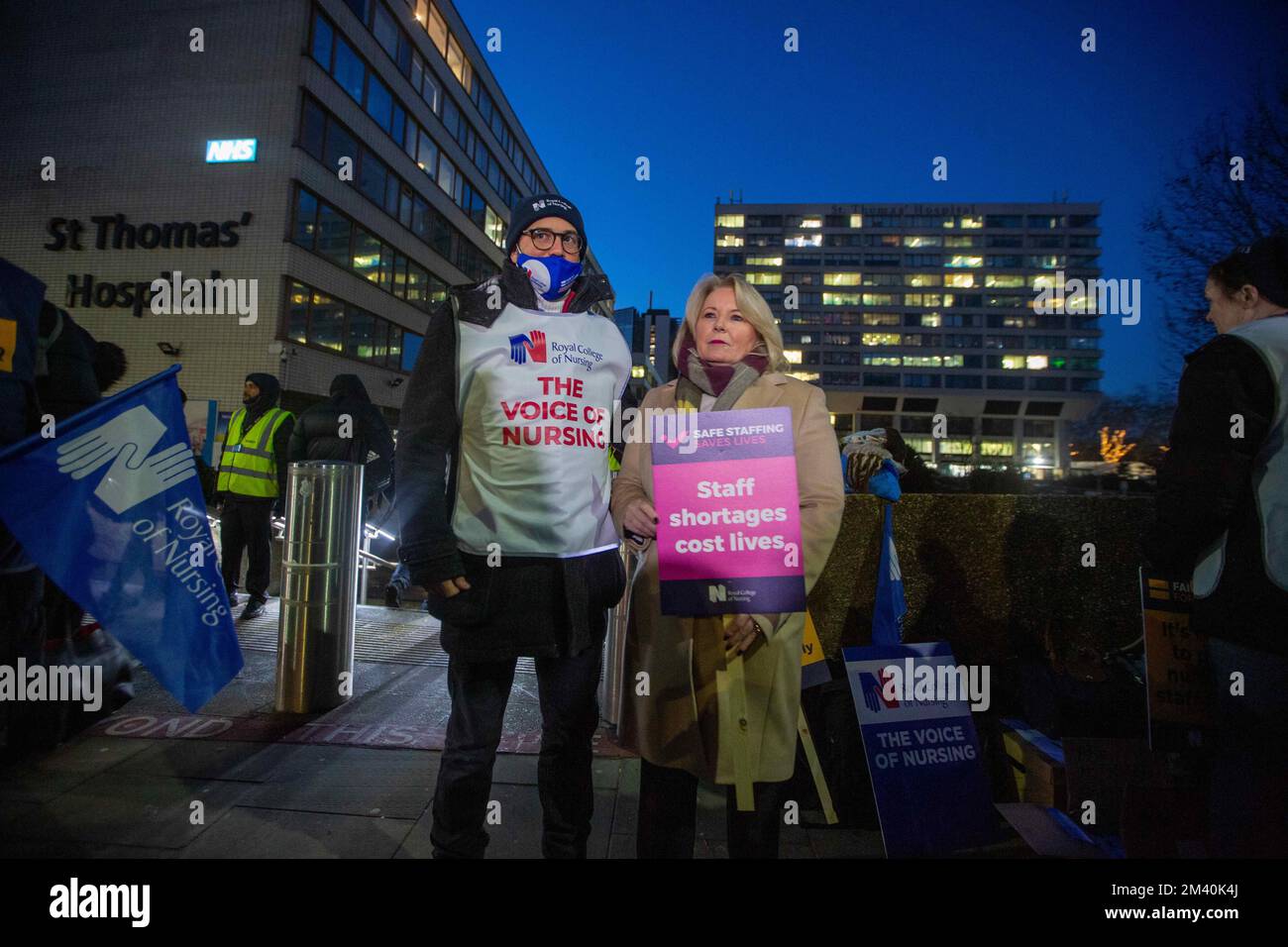 London, England, Großbritannien. 15.. Dezember 2022. General Secretary of Royal College of Nursing PAT CULLEN wird gesehen, wie er vor dem St. Thomas Hospital mit der Presse spricht, während Zehntausende von Krankenschwestern streiken, um Lohn und Bedingungen. (Bild: © Tayfun Salci/ZUMA Press Wire) Stockfoto