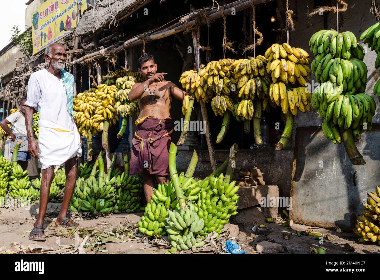 Bananen-Großhandelsmarkt auf der Straße Stockfoto