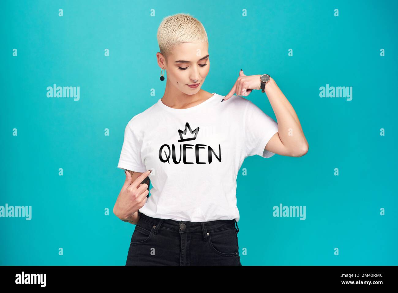 Es ist eine Welt der Königinnen und alle lebten darin. Studioaufnahme einer selbstbewussten jungen Frau, die ein T-Shirt mit Queen-Shirt auf türkisfarbenem Hintergrund trägt Stockfoto