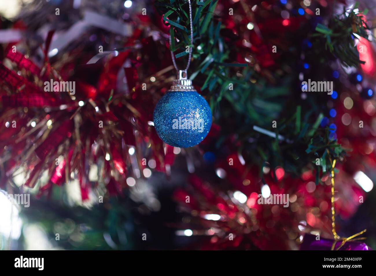 Weihnachtsdekorationen an einem Baum, Makroaufnahmen Stockfoto