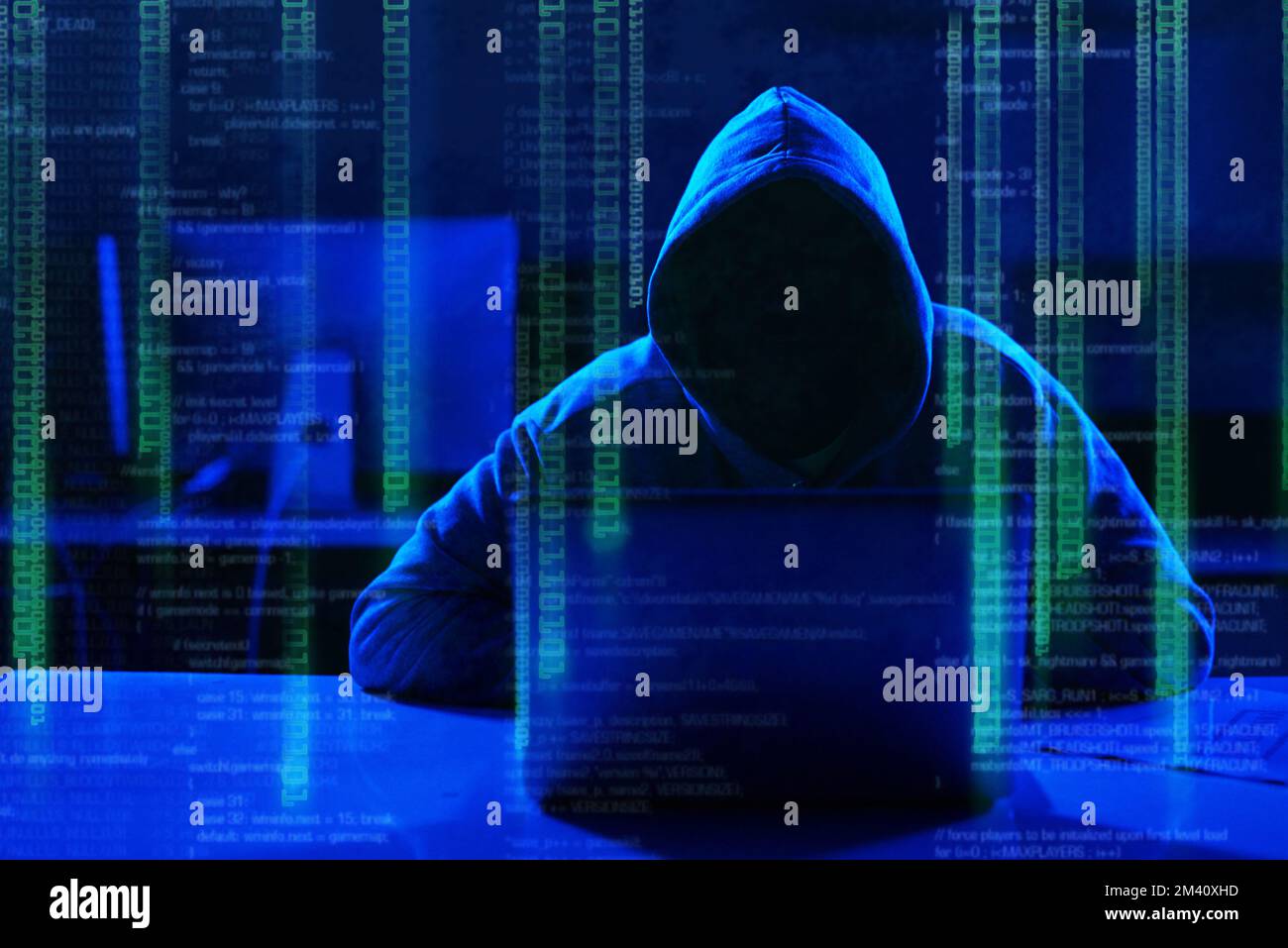 Der Cyberspace ist eine tiefe, dunkle Welt. Ein nicht erkennbarer Hacker, der im Dunkeln einen Computercode knackt. Stockfoto