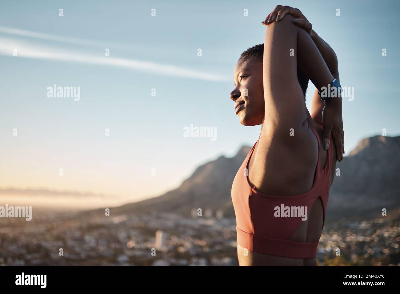 Schwarze Frau, Fitness oder Stretching Arme in der Natur Training, Training oder Sonnenuntergang Übung in Muskelschmerzen Linderung, Spannungsentlastung oder Gesundheit Wellness Stockfoto