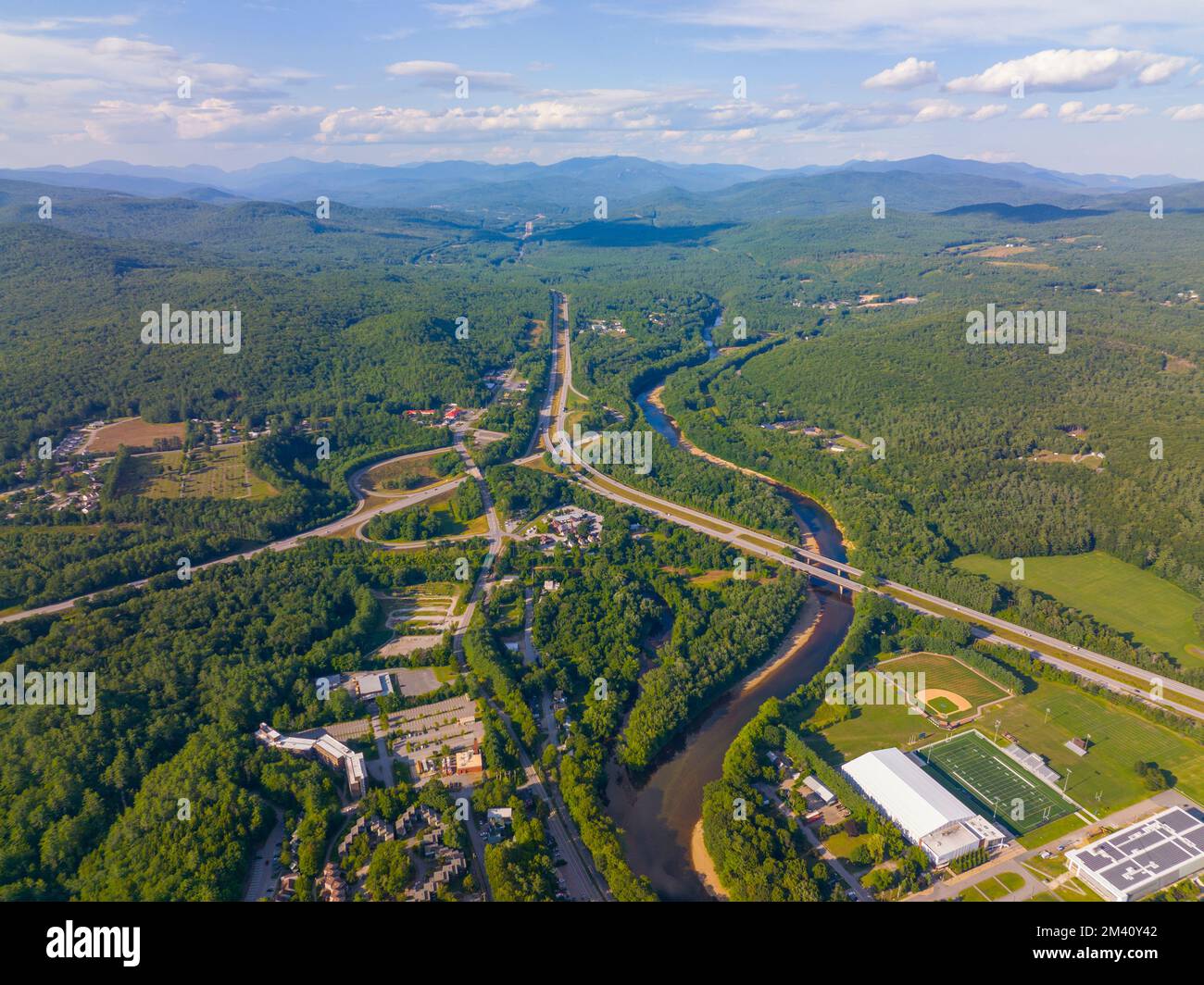 Pemigewasset River und Interstate Highway 93 North aus der Vogelperspektive mit White Mountain National Forest im Sommer in der Nähe des Stadtzentrums Stockfoto