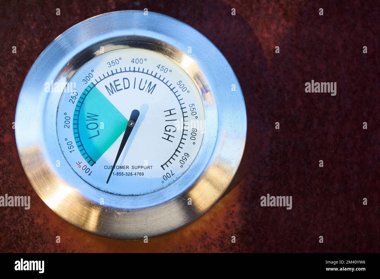 Temperaturanzeige an der Außenseite des Grills. Nahaufnahme von wenig mittelhohem Rost Stockfoto