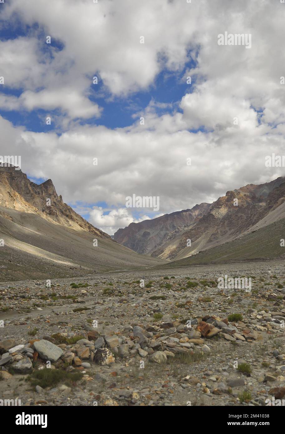 Landschaftsblick auf die Rocky Mountains von Ladakh mit bewölktem Himmel in der Sommersaison. Stockfoto