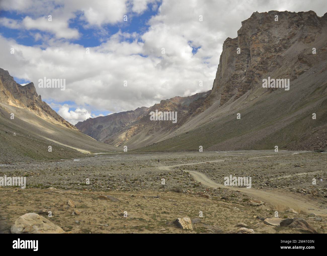 Landschaftsblick auf die Rocky Mountains von Ladakh mit bewölktem Himmel in der Sommersaison. Stockfoto