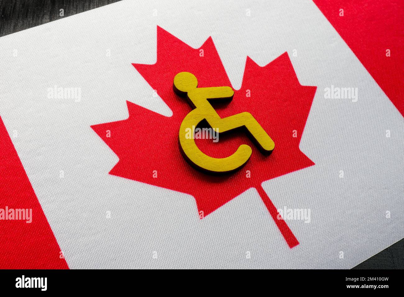 Kanadische Flagge und Zeichen einer Person mit Behinderung. Barrierefreies Canada Act. Stockfoto