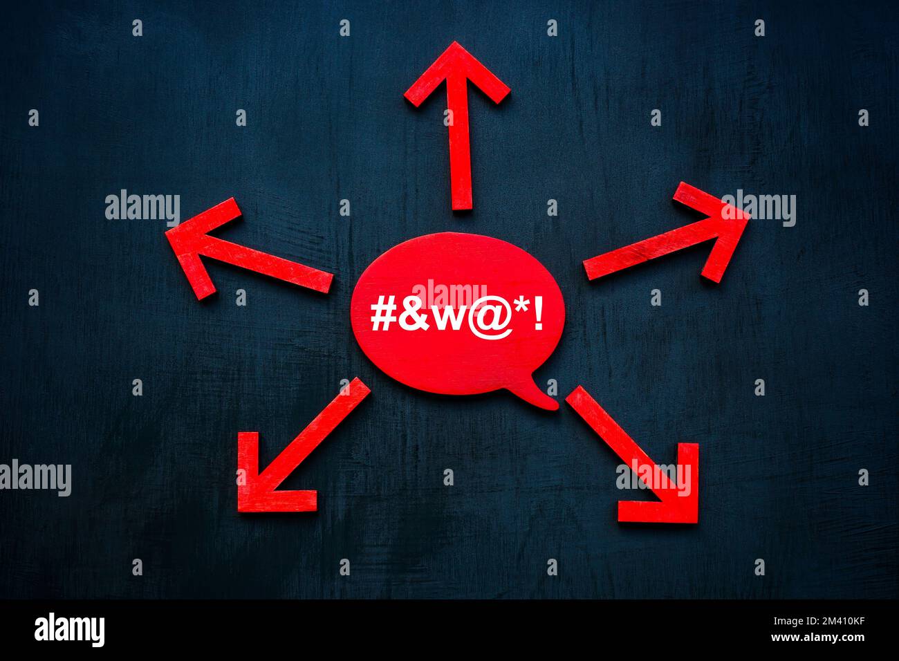 Rote Sprechblase und Pfeile. Hass-Sprache-Konzept. Stockfoto