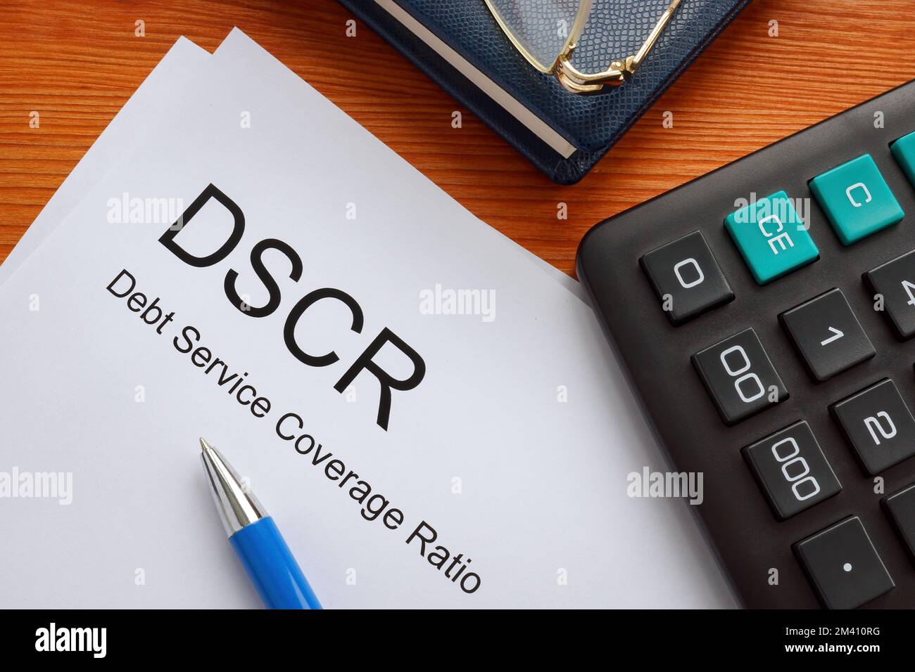 Artikel über DSCR Debt Service Coverage Ratio und Kalkulator. Stockfoto
