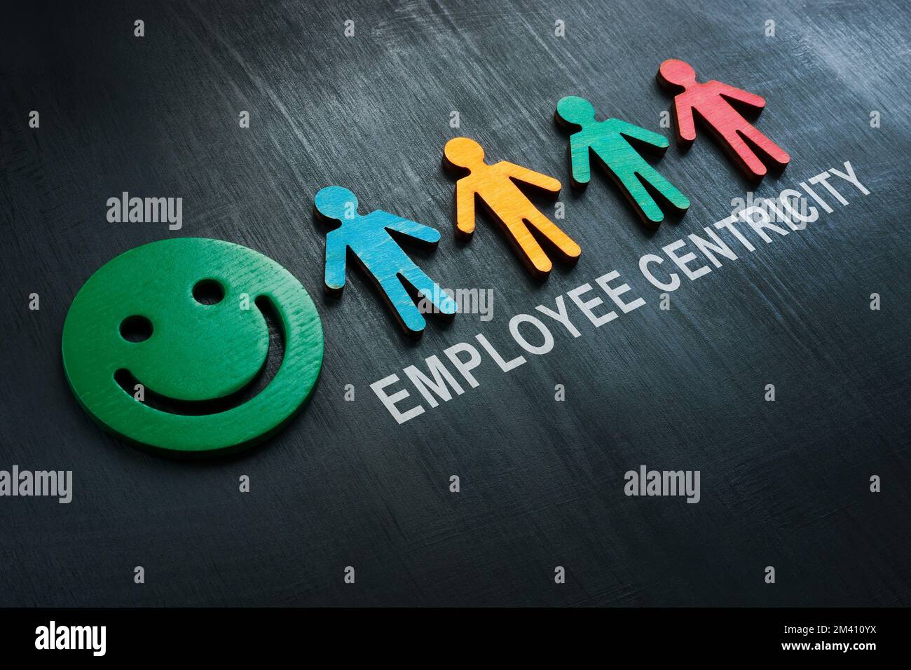 Smiley-Emoji und Figuren. Konzept der Mitarbeiterorientierung. Stockfoto