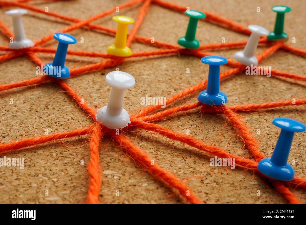 Netz aus Seilen und Pins als Symbol für Verbindung und Kommunikation. Stockfoto