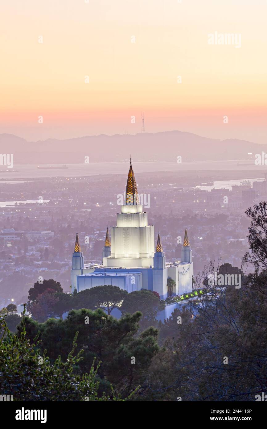 Ein vertikales Bild des Oakland California Temple auf den Hügeln von Oakland bei Sonnenuntergang, USA Stockfoto