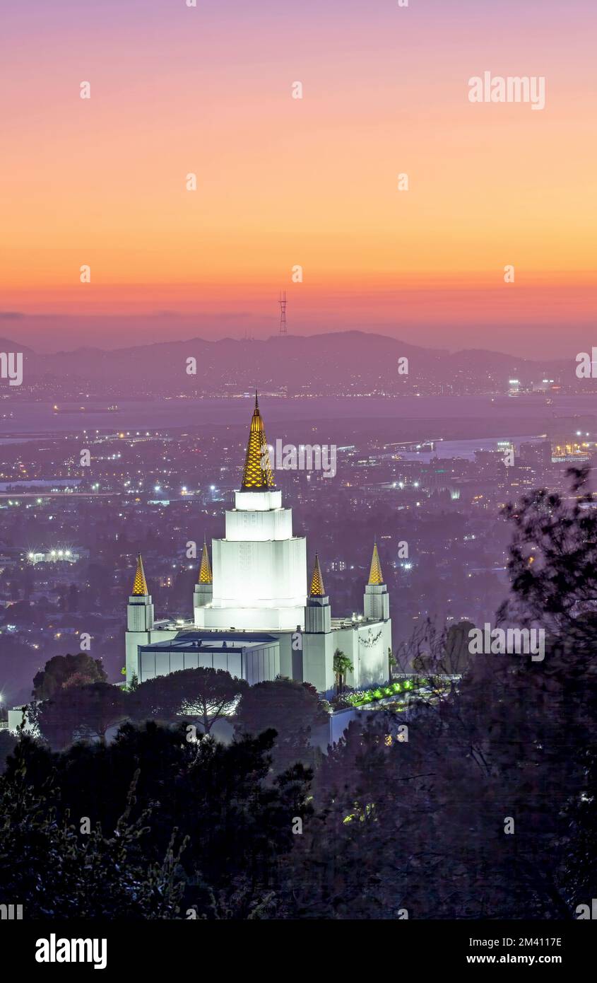 Oakland California Temple of the Church of Jesus Christ of Latter-Day Saints at Sunset, USA Stockfoto