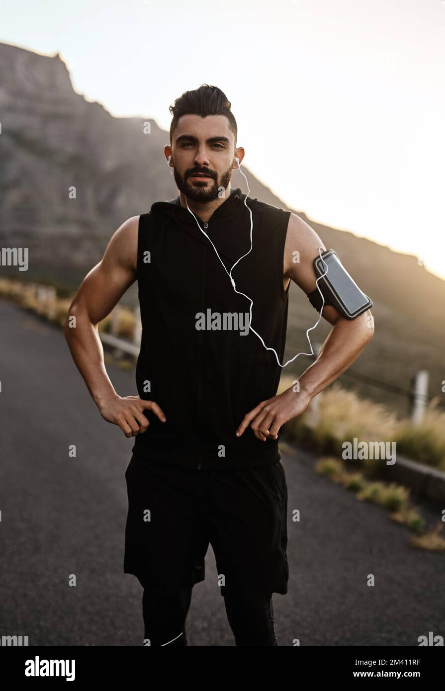Er ist ein harter Kerl. Porträt eines sportlichen jungen Mannes im Freien. Stockfoto
