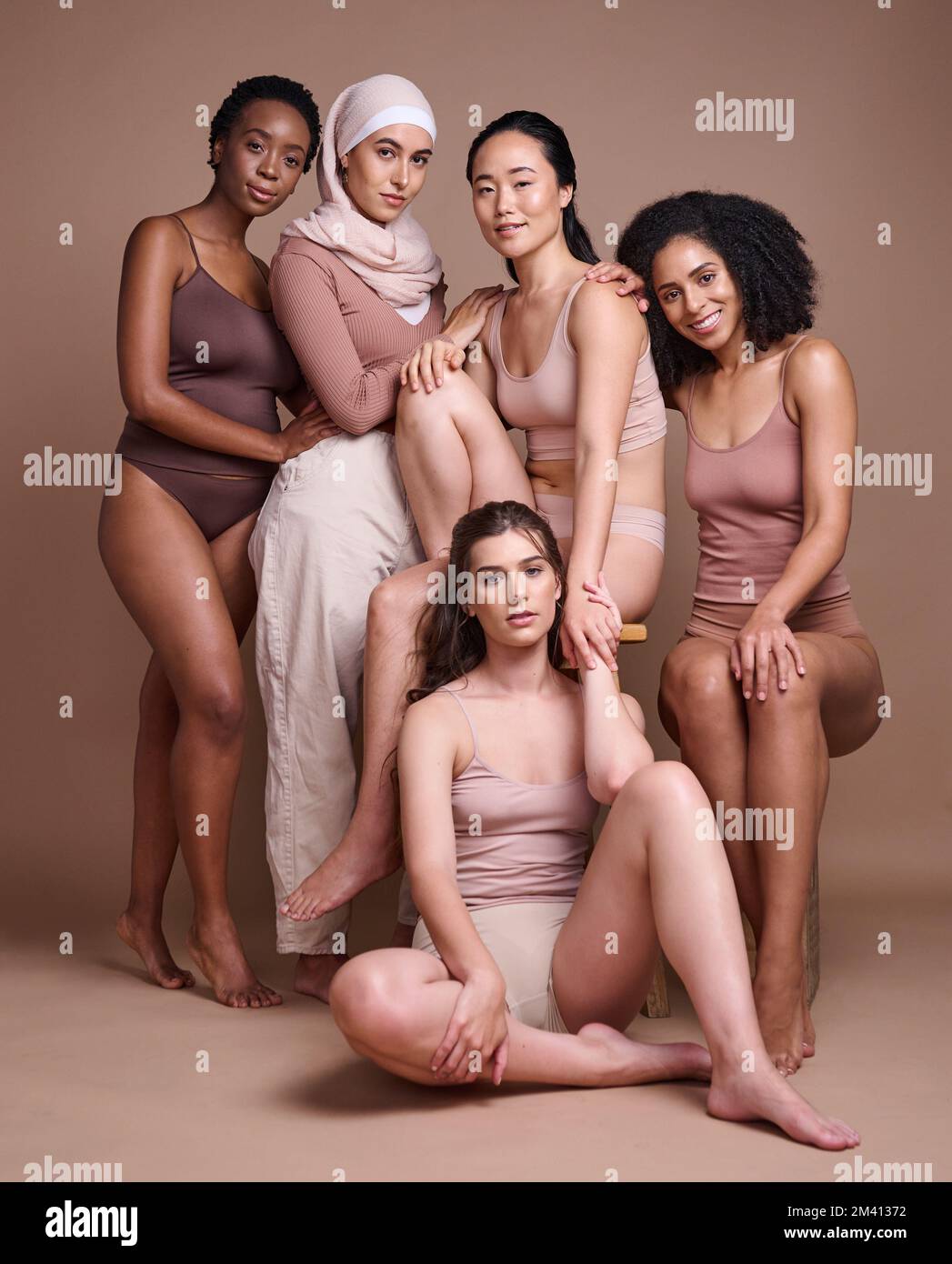 Vielfalt, Schönheit und Körper von Frauen, während sie zusammen für Inklusion, Hautpflege und verschiedene Hautfarben Porträt im Studio für Kosmetik und Dermatologie Stockfoto