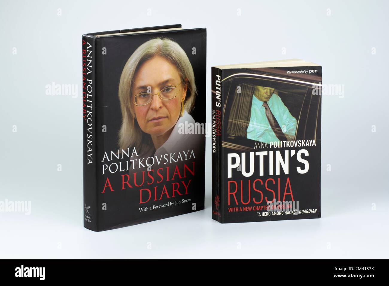 Nova Bana, Slowakei - 15. Dezember 2022 : Bucheinträge von "Putins Russland" und "Ein russisches Tagebuch", geschrieben von Anna Politkowskaja. Stockfoto