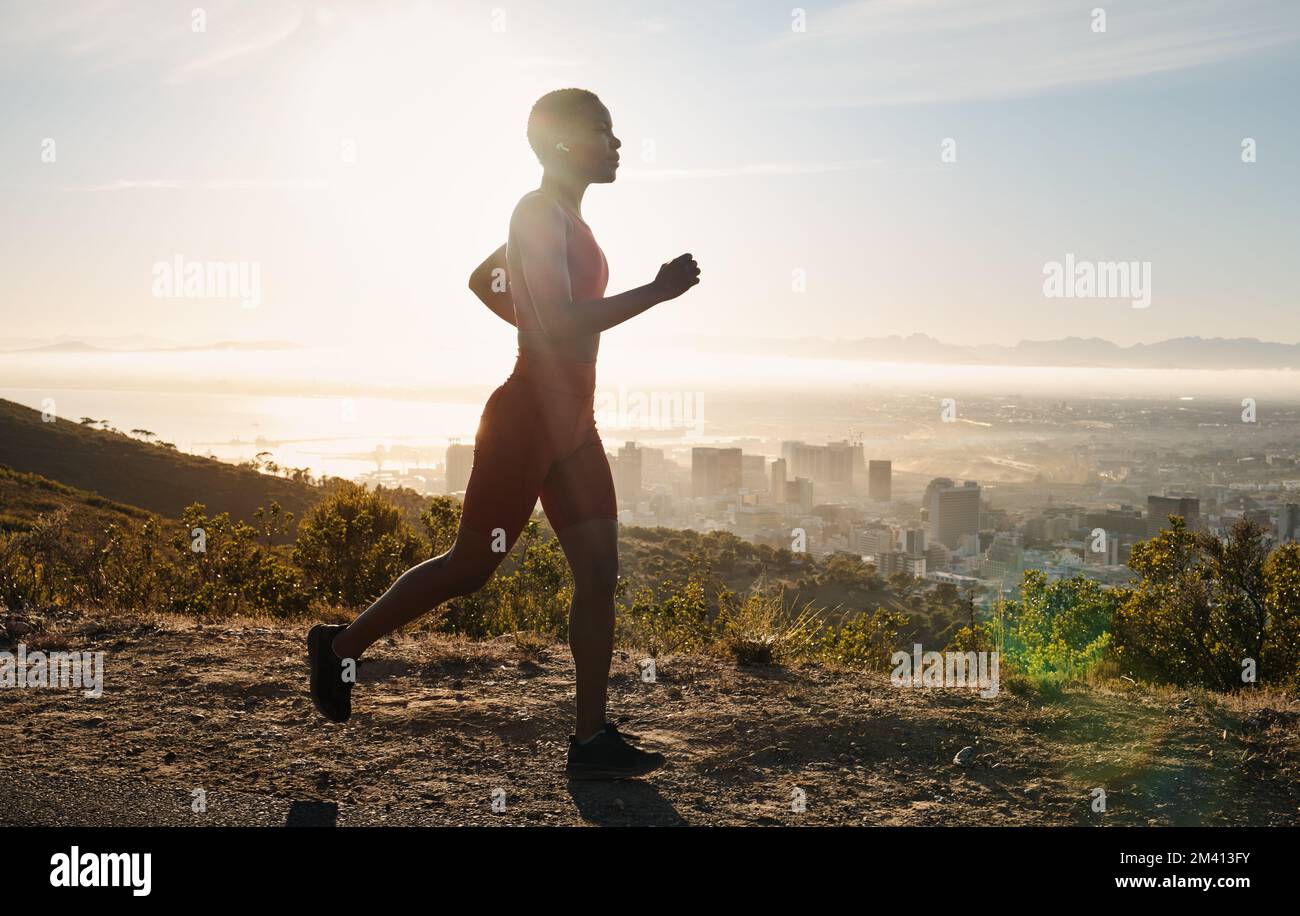 Mountain Running, Fitness und Training für schwarze Frauen für Marathon, Sportwettbewerb und Rennen in Südafrika. Kardio, Training und afrikanische Läuferin Stockfoto