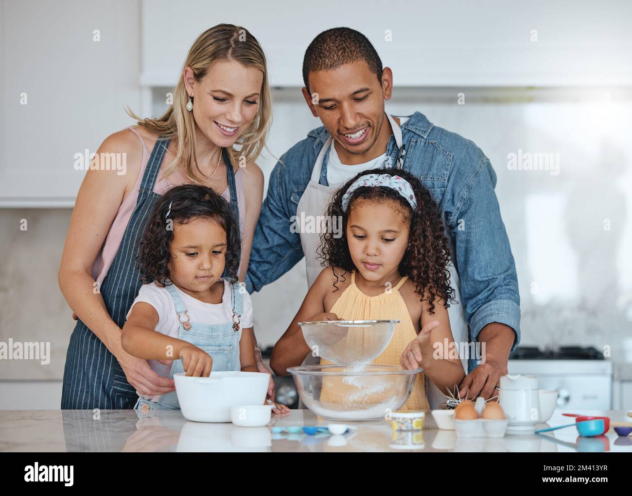 Kochen, ethnisch und Familie mit Kindern in der Küche lernen das Frühstücksrezept mit Mehl. Bindung, Wellness und mutter zu Dad in der Familienunterricht Stockfoto