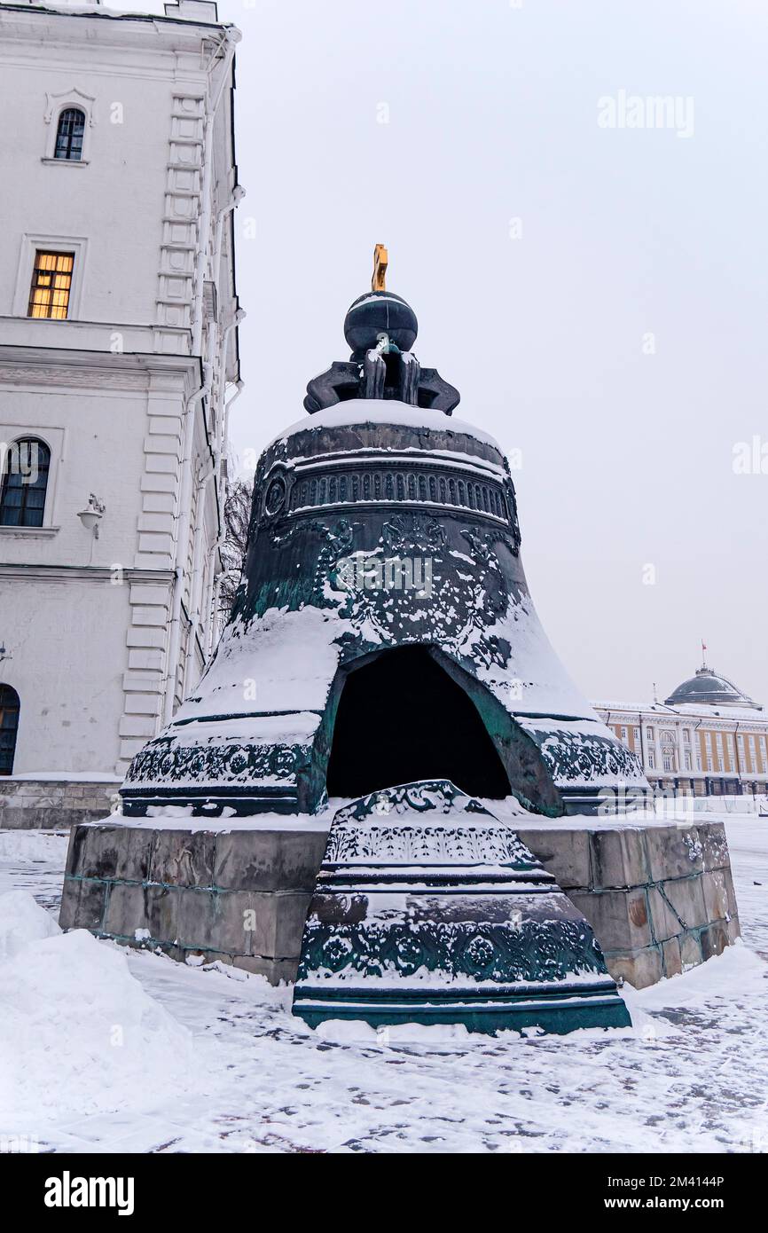 Zarenglocke , auch bekannt als Zarsky Kolokol, Zar Kolokol III. Oder Royal Bell, Ein Wahrzeichen für Touristen im Kreml Moskau Stockfoto